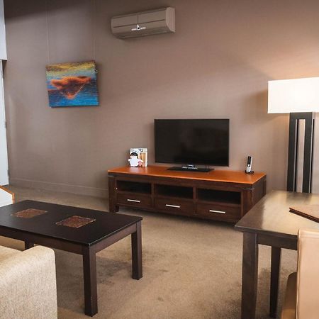亨利琼斯艺术酒店 霍巴特 外观 照片 A living room in a typical apartment at the Village at Grand Traverse Commons