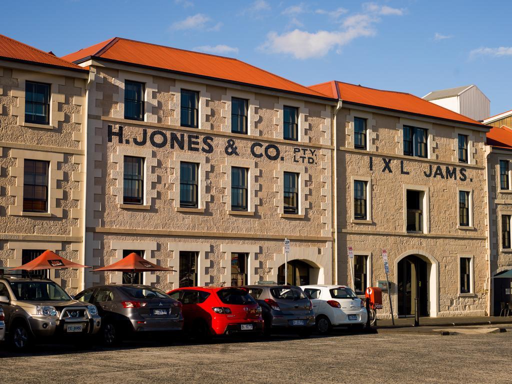 亨利琼斯艺术酒店 霍巴特 外观 照片 The Jones and Co. building in the Old Busselton Town Hall Complex