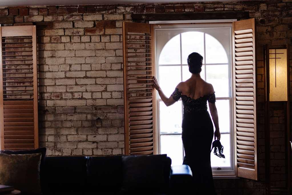 亨利琼斯艺术酒店 霍巴特 便利设施 照片 A woman in a dress