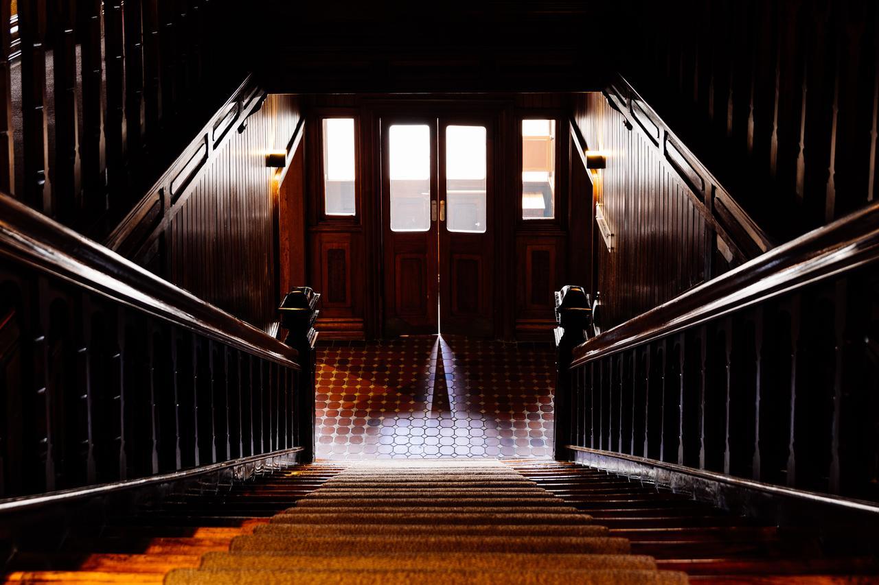 亨利琼斯艺术酒店 霍巴特 外观 照片 The staircase of the main building