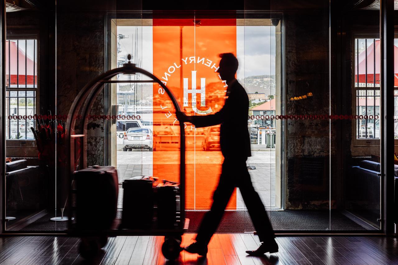 亨利琼斯艺术酒店 霍巴特 外观 照片 A doorman at the entrance of a hotel