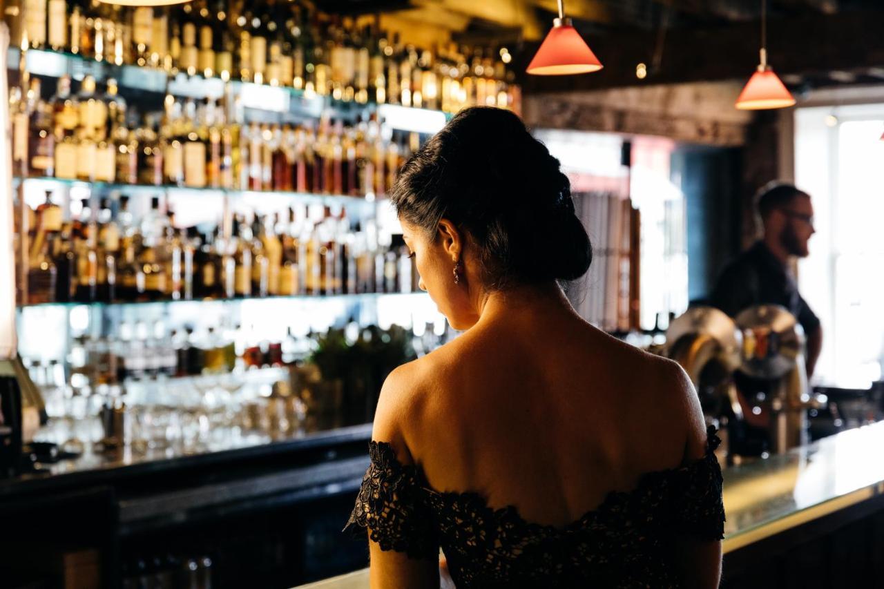 亨利琼斯艺术酒店 霍巴特 外观 照片 A woman at a bar